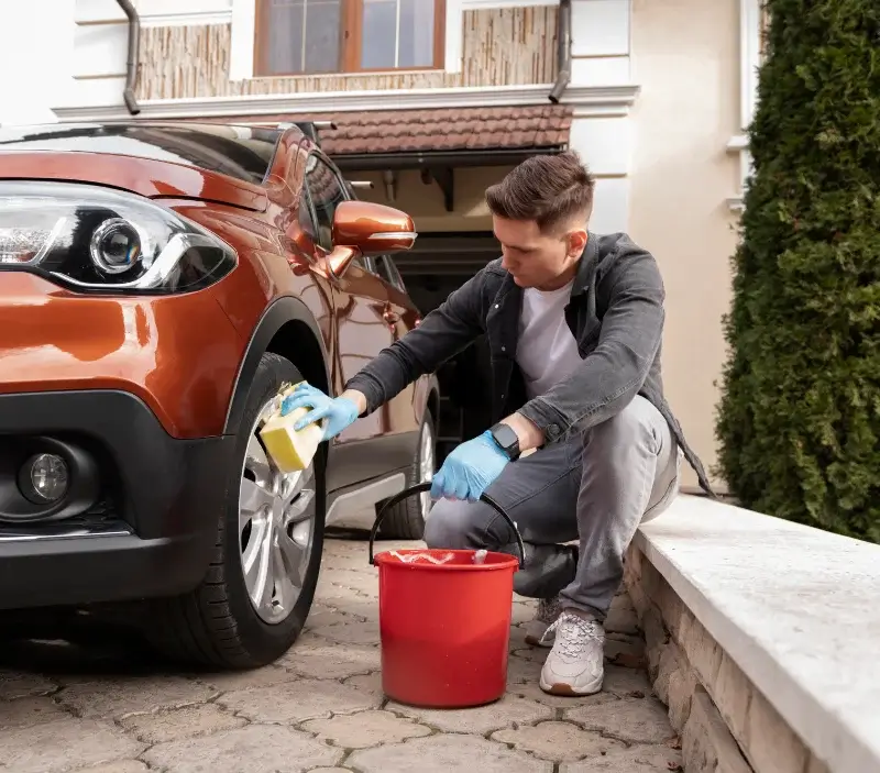 Lavage auto à domicile L'Huisserie : professionnel intervenant sur un véhicule